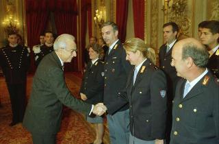 Il Presidente Francesco Cossiga riceve le rappresentanze: dei Carabinieri Guardie della Repubblica, del Nucleo Carabinieri Presidenziale, dell'Ufficio Presidenziale della Polizia di Stato, dell'Ufficio per gli Affari Militari e della Segreteria del Consiglio supremo di difesa per gli auguri di Natale