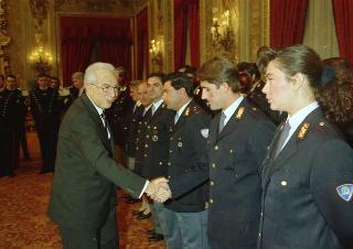 Il Presidente Francesco Cossiga riceve le rappresentanze: dei Carabinieri Guardie della Repubblica, del Nucleo Carabinieri Presidenziale, dell'Ufficio Presidenziale della Polizia di Stato, dell'Ufficio per gli Affari Militari e della Segreteria del Consiglio supremo di difesa per gli auguri di Natale