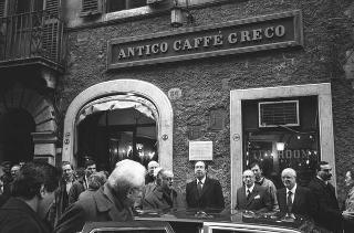 Il Presidente della Repubblica Francesco Cossiga  durante una passeggiata per le vie del centro. Caffè Greco, Via Condotti, Roma