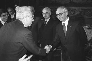 Il Presidente della Repubblica Francesco Cossiga incontra l'on.Vincenzo Scotti, Ministro dell'Interno, con i Prefetti di nuova nomina