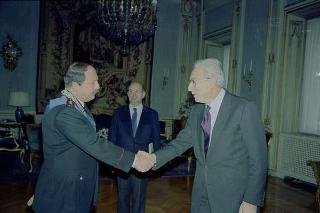 Il Presidente della Repubblica Francesco Cossiga riceve la visita del Tenente colonnello Rino Bruno Ferrara, nuovo comandante del Nucleo Carabinieri presidenziale