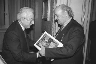 Il Presidente della Repubblica Francesco Cossiga incontra Giovanni Pieraccini, presidente della Fondazione "Romaeuropa", con gli esponenti dell'Associazione