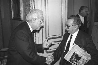 Il Presidente della Repubblica Francesco Cossiga incontra Giovanni Pieraccini, presidente della Fondazione "Romaeuropa", con gli esponenti dell'Associazione