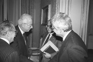 Il Presidente della Repubblica Francesco Cossiga incontra Giovanni Pieraccini, presidente della Fondazione "Romaeuropa", con gli esponenti dell'Associazione