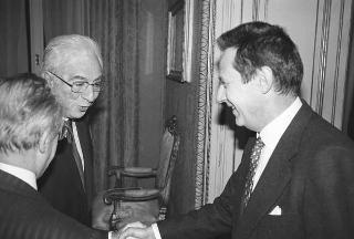 Il Presidente della Repubblica Francesco Cossiga incontra Giovanni Pieraccini, presidente della Fondazione "Romaeuropa", con gli esponenti dell'Associazione