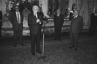 Il Presidente della Repubblica Francesco Cossiga incontra Antigono Donati, presidente dell'Associazione Amici dell'Accademia dei Lincei, con una delegazione del'Associazione