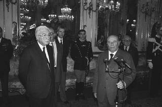 Il Presidente della Repubblica Francesco Cossiga incontra Antigono Donati, presidente dell'Associazione Amici dell'Accademia dei Lincei, con una delegazione del'Associazione
