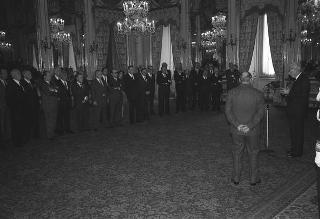 Il Presidente della Repubblica Francesco Cossiga incontra Antigono Donati, presidente dell'Associazione Amici dell'Accademia dei Lincei, con una delegazione del'Associazione