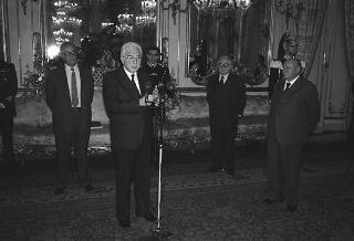 Il Presidente della Repubblica Francesco Cossiga incontra Antigono Donati, presidente dell'Associazione Amici dell'Accademia dei Lincei, con una delegazione del'Associazione