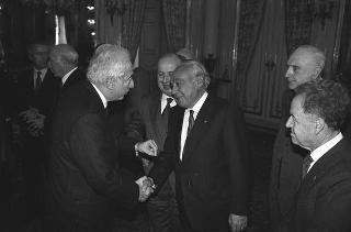 Il Presidente della Repubblica Francesco Cossiga incontra Antigono Donati, presidente dell'Associazione Amici dell'Accademia dei Lincei, con una delegazione del'Associazione