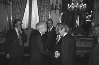 Il Presidente della Repubblica Francesco Cossiga incontra Antigono Donati, presidente dell'Associazione Amici dell'Accademia dei Lincei, con una delegazione del'Associazione