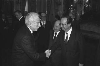 Il Presidente della Repubblica Francesco Cossiga incontra Antigono Donati, presidente dell'Associazione Amici dell'Accademia dei Lincei, con una delegazione del'Associazione