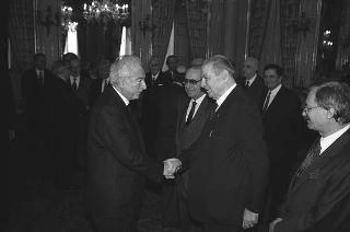 Il Presidente della Repubblica Francesco Cossiga incontra Antigono Donati, presidente dell'Associazione Amici dell'Accademia dei Lincei, con una delegazione del'Associazione