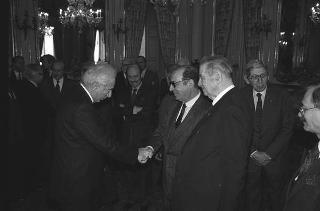 Il Presidente della Repubblica Francesco Cossiga incontra Antigono Donati, presidente dell'Associazione Amici dell'Accademia dei Lincei, con una delegazione del'Associazione