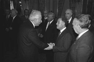 Il Presidente della Repubblica Francesco Cossiga incontra Antigono Donati, presidente dell'Associazione Amici dell'Accademia dei Lincei, con una delegazione del'Associazione