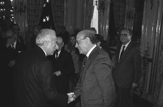 Il Presidente della Repubblica Francesco Cossiga incontra Antigono Donati, presidente dell'Associazione Amici dell'Accademia dei Lincei, con una delegazione del'Associazione
