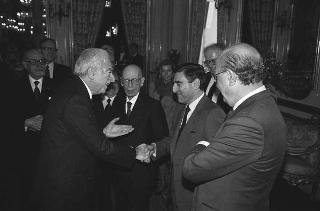Il Presidente della Repubblica Francesco Cossiga incontra Antigono Donati, presidente dell'Associazione Amici dell'Accademia dei Lincei, con una delegazione del'Associazione