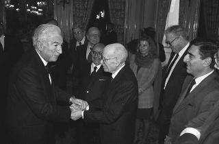 Il Presidente della Repubblica Francesco Cossiga incontra Antigono Donati, presidente dell'Associazione Amici dell'Accademia dei Lincei, con una delegazione del'Associazione