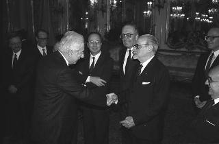 Il Presidente della Repubblica Francesco Cossiga incontra Antigono Donati, presidente dell'Associazione Amici dell'Accademia dei Lincei, con una delegazione del'Associazione