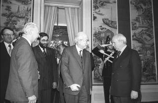 Il Presidente della Repubblica Francesco Cossiga riceve la visita di Alexander Dubcek, Presidente dell'Assemblea Federale della Repubblica Federativa Ceca e Slovacca, con una delegazione dell'assemblea