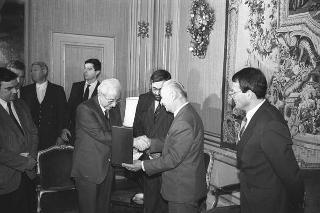 Il Presidente della Repubblica Francesco Cossiga riceve la visita di Alexander Dubcek, Presidente dell'Assemblea Federale della Repubblica Federativa Ceca e Slovacca, con una delegazione dell'assemblea