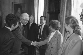 Il Presidente della Repubblica Francesco Cossiga incontra la Signora Maria Luisa La Malfa, presidente della Federazione nazionale insegnanti, con una delegazione di partecipanti al Convegno "FNISM - Federazione nazionale insegnanti - Un impegno che continua"