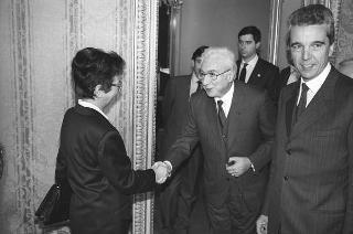 Il Presidente della Repubblica Francesco Cossiga incontra la Signora Maria Luisa La Malfa, presidente della Federazione nazionale insegnanti, con una delegazione di partecipanti al Convegno "FNISM - Federazione nazionale insegnanti - Un impegno che continua"