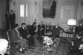 Il Presidente della Repubblica Francesco Cossiga incontra la Signora Maria Luisa La Malfa, presidente della Federazione nazionale insegnanti, con una delegazione di partecipanti al Convegno "FNISM - Federazione nazionale insegnanti - Un impegno che continua"