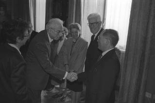 Il Presidente della Repubblica Francesco Cossiga incontra la Signora Maria Luisa La Malfa, presidente della Federazione nazionale insegnanti, con una delegazione di partecipanti al Convegno "FNISM - Federazione nazionale insegnanti - Un impegno che continua"