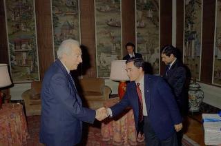 Il Presidente della Repubblica Francesco Cossiga riceve la visita di Koichi Kubota, presidente della Panasonic, con Remo Guidi, responsabile della filiale di Roma