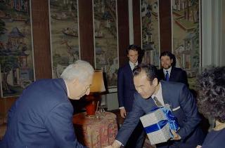 Il Presidente della Repubblica Francesco Cossiga riceve la visita di Koichi Kubota, presidente della Panasonic, con Remo Guidi, responsabile della filiale di Roma