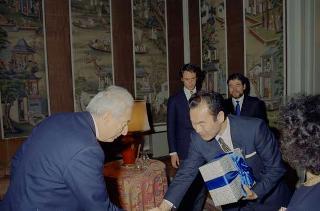 Il Presidente della Repubblica Francesco Cossiga riceve la visita di Koichi Kubota, presidente della Panasonic, con Remo Guidi, responsabile della filiale di Roma