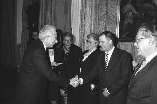 Il Presidente della Repubblica Francesco Cossiga riceve in udienza Franco Castellini, presidente della Castellini S.p.A., con gli esponenti della Società