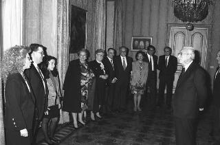 Il Presidente della Repubblica Francesco Cossiga riceve in udienza Franco Castellini, presidente della Castellini S.p.A., con gli esponenti della Società