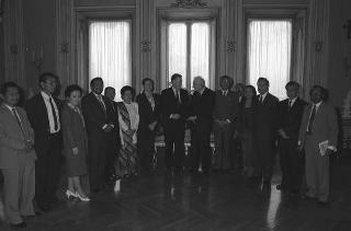 Il ministro per i beni culturali e ambientali Ferdinando Facchiano in visita di omaggio dal Presidente della Repubblica per consegnare il ritratto di Carlo III di Borbone, opera del pittore Francesco Liani