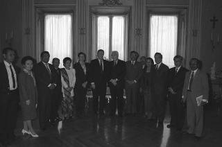 Il ministro per i beni culturali e ambientali Ferdinando Facchiano in visita di omaggio dal Presidente della Repubblica per consegnare il ritratto di Carlo III di Borbone, opera del pittore Francesco Liani