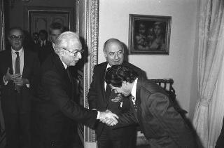 Il ministro per i beni culturali e ambientali Ferdinando Facchiano in visita di omaggio dal Presidente della Repubblica per consegnare il ritratto di Carlo III di Borbone, opera del pittore Francesco Liani