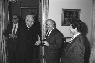 Il ministro per i beni culturali e ambientali Ferdinando Facchiano in visita di omaggio dal Presidente della Repubblica per consegnare il ritratto di Carlo III di Borbone, opera del pittore Francesco Liani