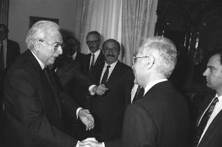 Il ministro per i beni culturali e ambientali Ferdinando Facchiano in visita di omaggio dal Presidente della Repubblica per consegnare il ritratto di Carlo III di Borbone, opera del pittore Francesco Liani