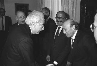 Il ministro per i beni culturali e ambientali Ferdinando Facchiano in visita di omaggio dal Presidente della Repubblica per consegnare il ritratto di Carlo III di Borbone, opera del pittore Francesco Liani