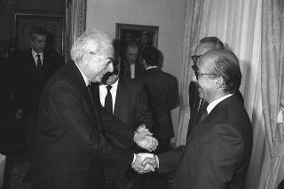 Il ministro per i beni culturali e ambientali Ferdinando Facchiano in visita di omaggio dal Presidente della Repubblica per consegnare il ritratto di Carlo III di Borbone, opera del pittore Francesco Liani