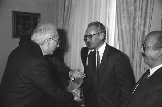 Il ministro per i beni culturali e ambientali Ferdinando Facchiano in visita di omaggio dal Presidente della Repubblica per consegnare il ritratto di Carlo III di Borbone, opera del pittore Francesco Liani
