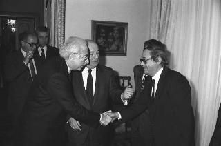 Il ministro per i beni culturali e ambientali Ferdinando Facchiano in visita di omaggio dal Presidente della Repubblica per consegnare il ritratto di Carlo III di Borbone, opera del pittore Francesco Liani
