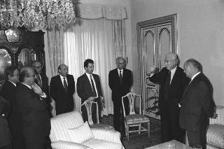 Il ministro per i beni culturali e ambientali Ferdinando Facchiano in visita di omaggio dal Presidente della Repubblica per consegnare il ritratto di Carlo III di Borbone, opera del pittore Francesco Liani