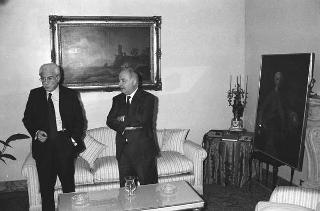 Il ministro per i beni culturali e ambientali Ferdinando Facchiano in visita di omaggio dal Presidente della Repubblica per consegnare il ritratto di Carlo III di Borbone, opera del pittore Francesco Liani