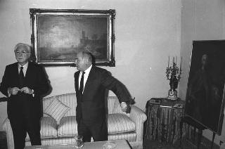 Il ministro per i beni culturali e ambientali Ferdinando Facchiano in visita di omaggio dal Presidente della Repubblica per consegnare il ritratto di Carlo III di Borbone, opera del pittore Francesco Liani