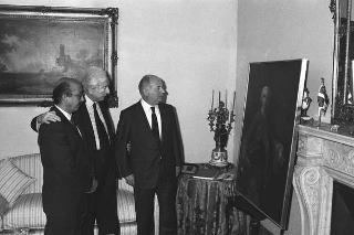 Il ministro per i beni culturali e ambientali Ferdinando Facchiano in visita di omaggio dal Presidente della Repubblica per consegnare il ritratto di Carlo III di Borbone, opera del pittore Francesco Liani