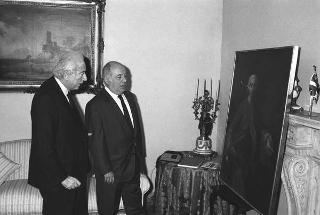 Il ministro per i beni culturali e ambientali Ferdinando Facchiano in visita di omaggio dal Presidente della Repubblica per consegnare il ritratto di Carlo III di Borbone, opera del pittore Francesco Liani