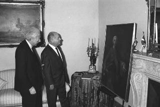 Il ministro per i beni culturali e ambientali Ferdinando Facchiano in visita di omaggio dal Presidente della Repubblica per consegnare il ritratto di Carlo III di Borbone, opera del pittore Francesco Liani
