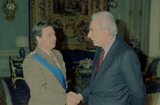 Incontro del Presidente della Repubblica Francesco Cossiga con l'Ammiraglio di Squadra Carlo Alberto Vandini, nuovo Comandante del Dipartimento militare marittimo del Basso Tirreno e Comandante delle Forze navali alleate del Sud Europa